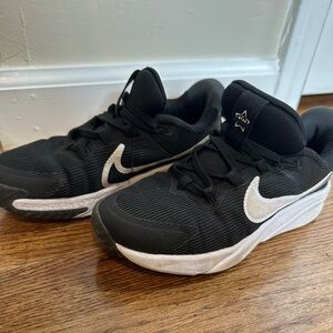 Nike Boys Sneakers Size 2Y Star Runner Black & White